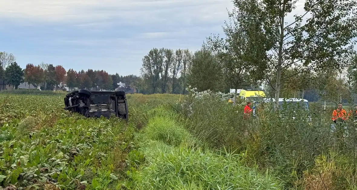 Automobilist ramt boom en belandt op zij in bietenveld