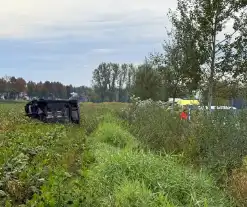 Automobilist ramt boom en belandt op zij in bietenveld