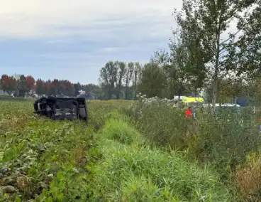 Automobilist ramt boom en belandt op zij in bietenveld