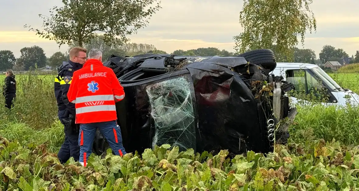 Automobilist ramt boom en belandt op zij in bietenveld - Foto 1