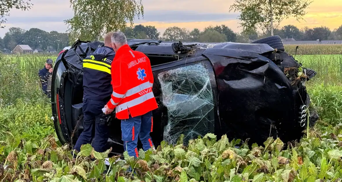 Automobilist ramt boom en belandt op zij in bietenveld - Foto 10