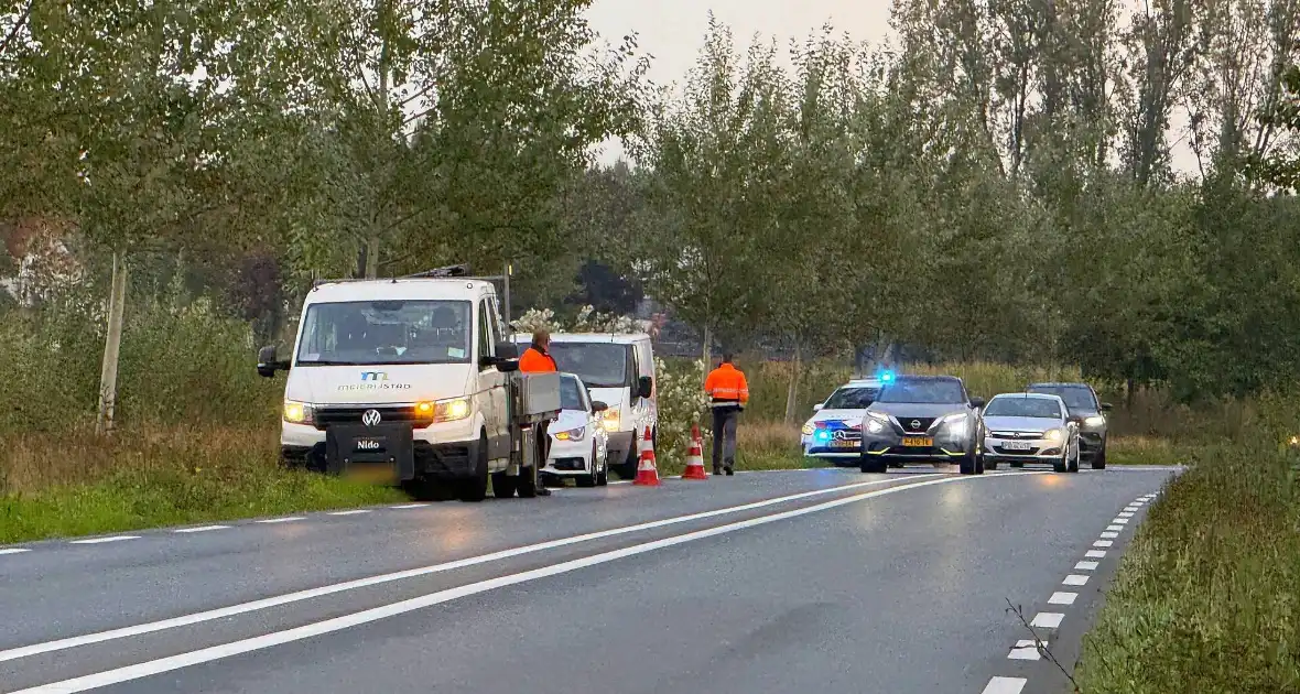 Automobilist ramt boom en belandt op zij in bietenveld - Foto 11