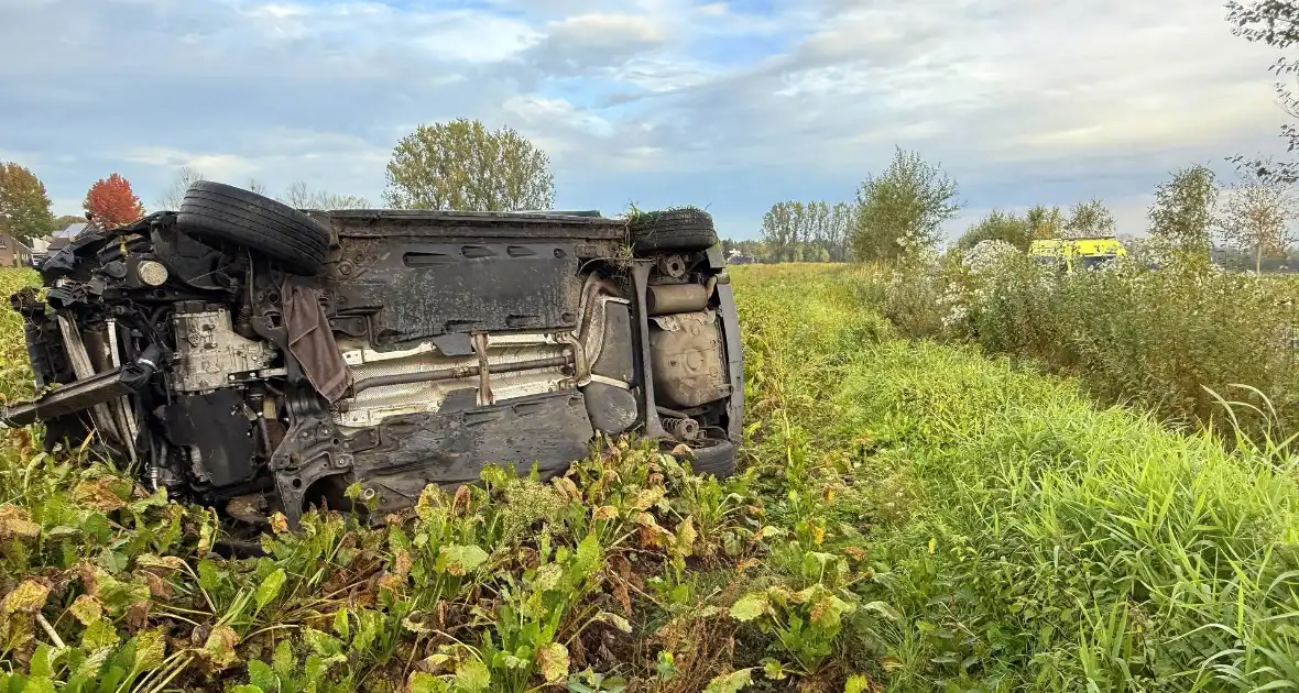 Automobilist ramt boom en belandt op zij in bietenveld - Foto 3