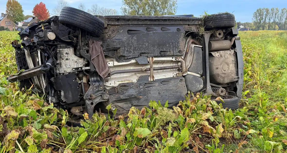 Automobilist ramt boom en belandt op zij in bietenveld - Foto 4