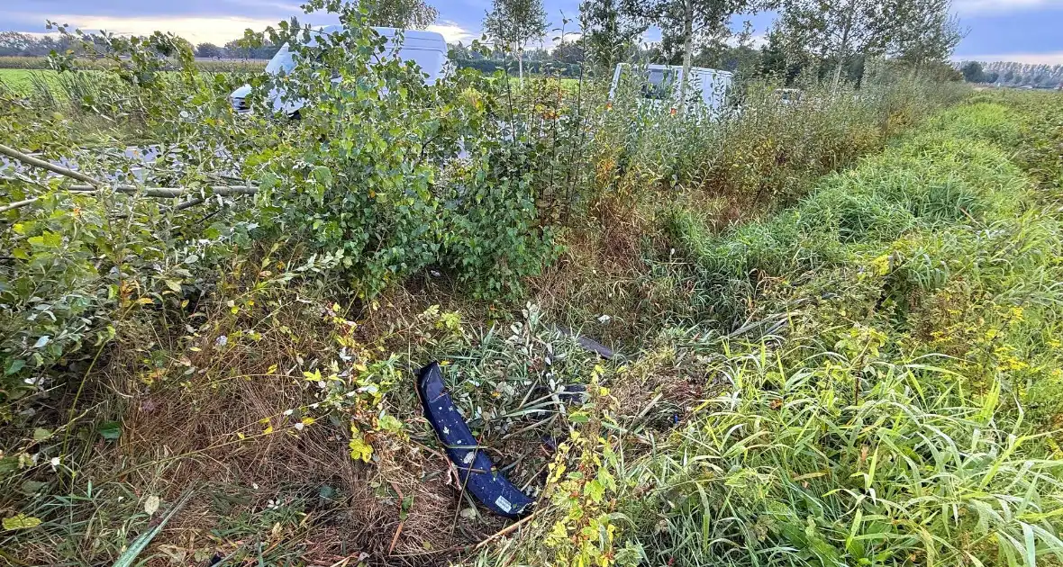 Automobilist ramt boom en belandt op zij in bietenveld - Foto 7