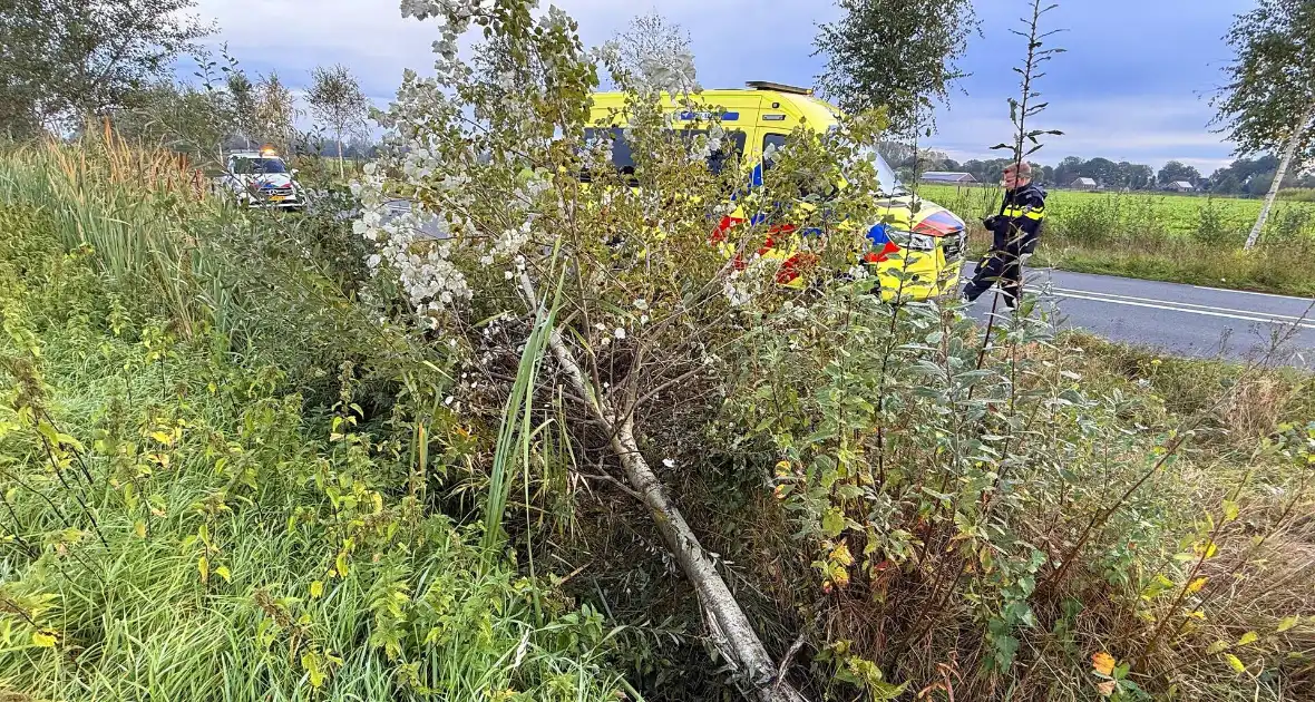 Automobilist ramt boom en belandt op zij in bietenveld - Foto 8