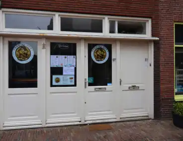 Explosie bij voordeur politie start onderzoek