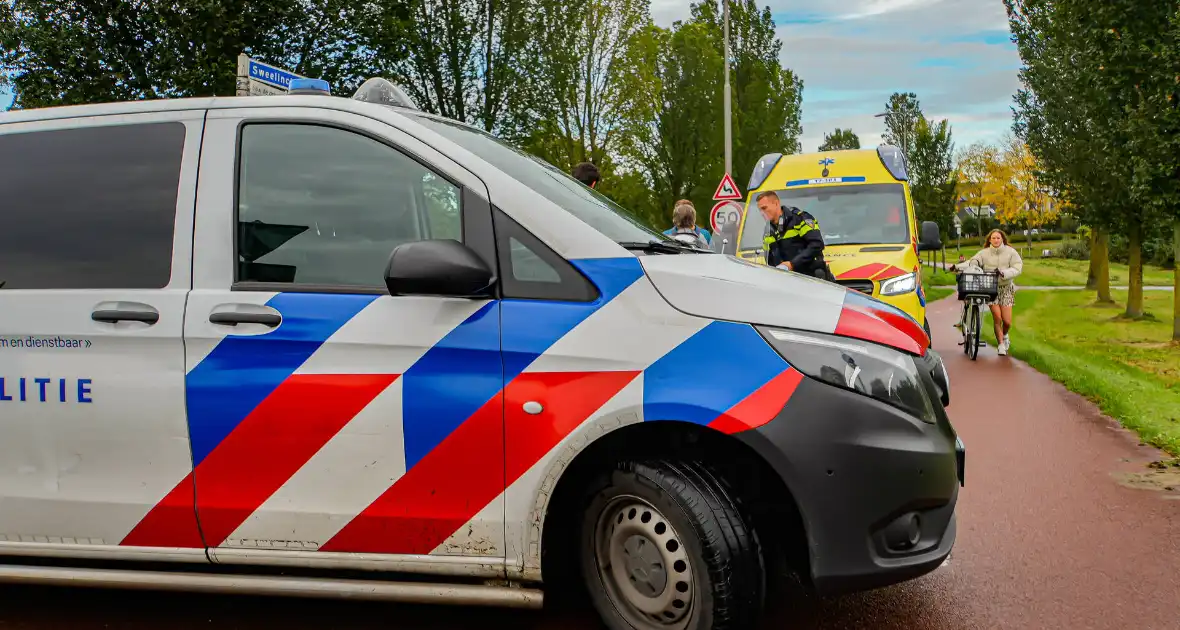 Kind op elektrische step geschept door auto - Foto 1