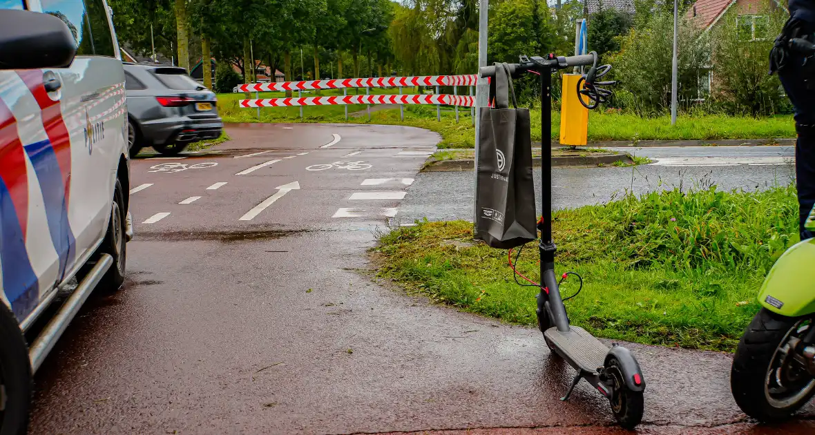 Kind op elektrische step geschept door auto - Foto 2