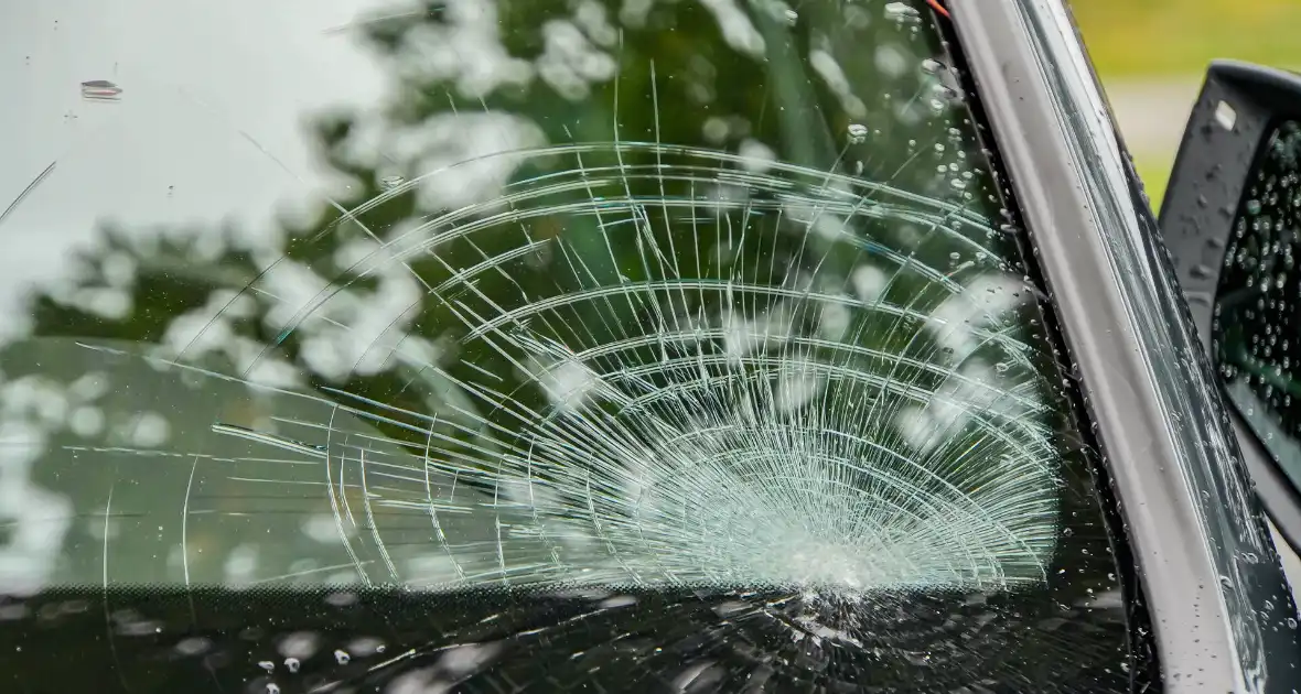 Kind op elektrische step geschept door auto - Foto 3