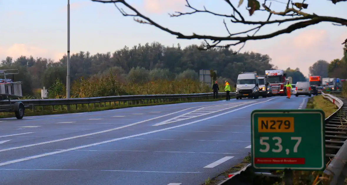 Bestelbus botst achterop vrachtwagen