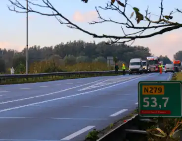 Bestelbus botst achterop vrachtwagen