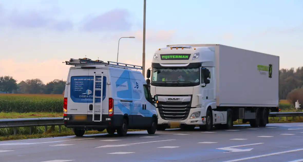 Bestelbus botst achterop vrachtwagen - Foto 1