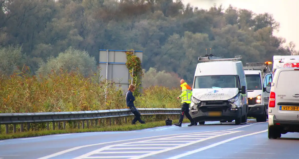 Bestelbus botst achterop vrachtwagen - Foto 2