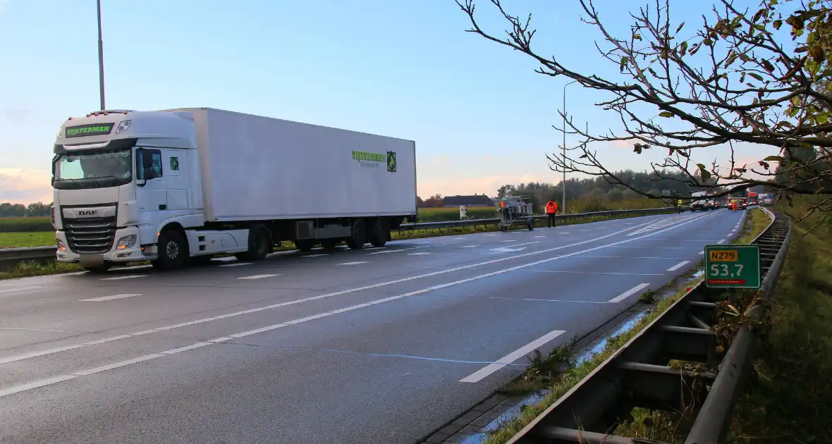 Bestelbus botst achterop vrachtwagen - Foto 3