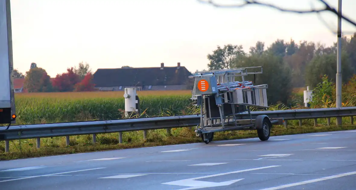 Bestelbus botst achterop vrachtwagen - Foto 4