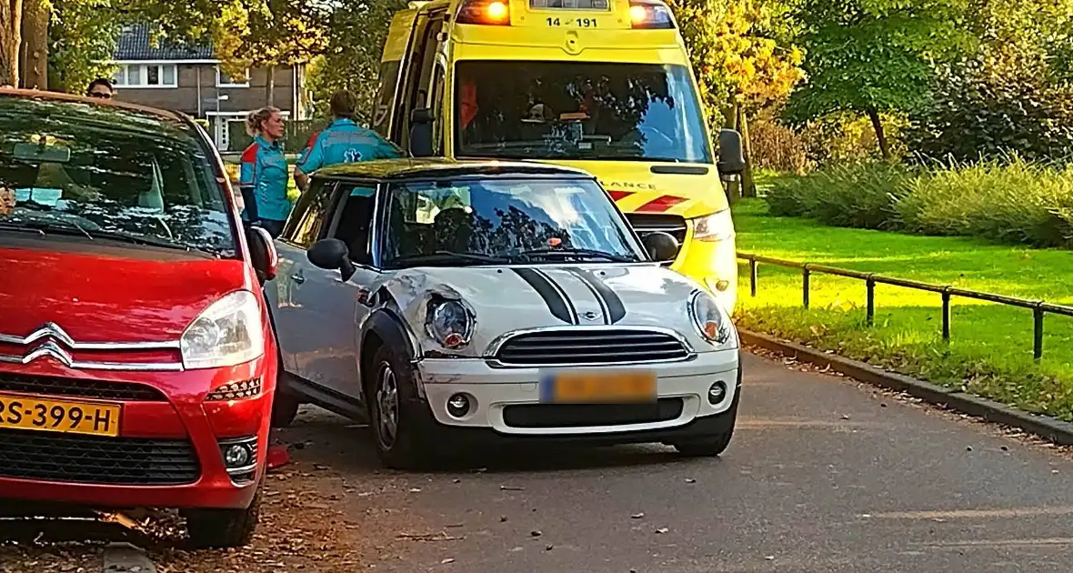 Auto botst tegen geparkeerde auto op