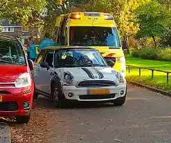 Auto botst tegen geparkeerde auto op