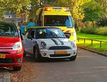 Auto botst tegen geparkeerde auto op