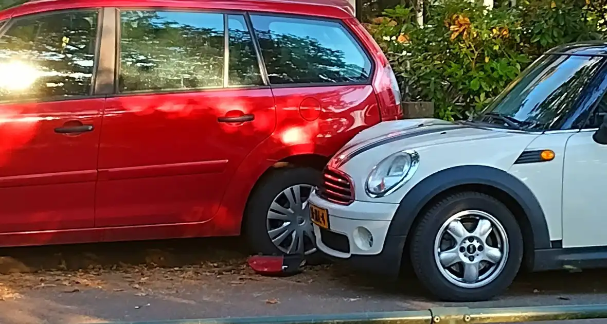 Auto botst tegen geparkeerde auto op - Foto 1