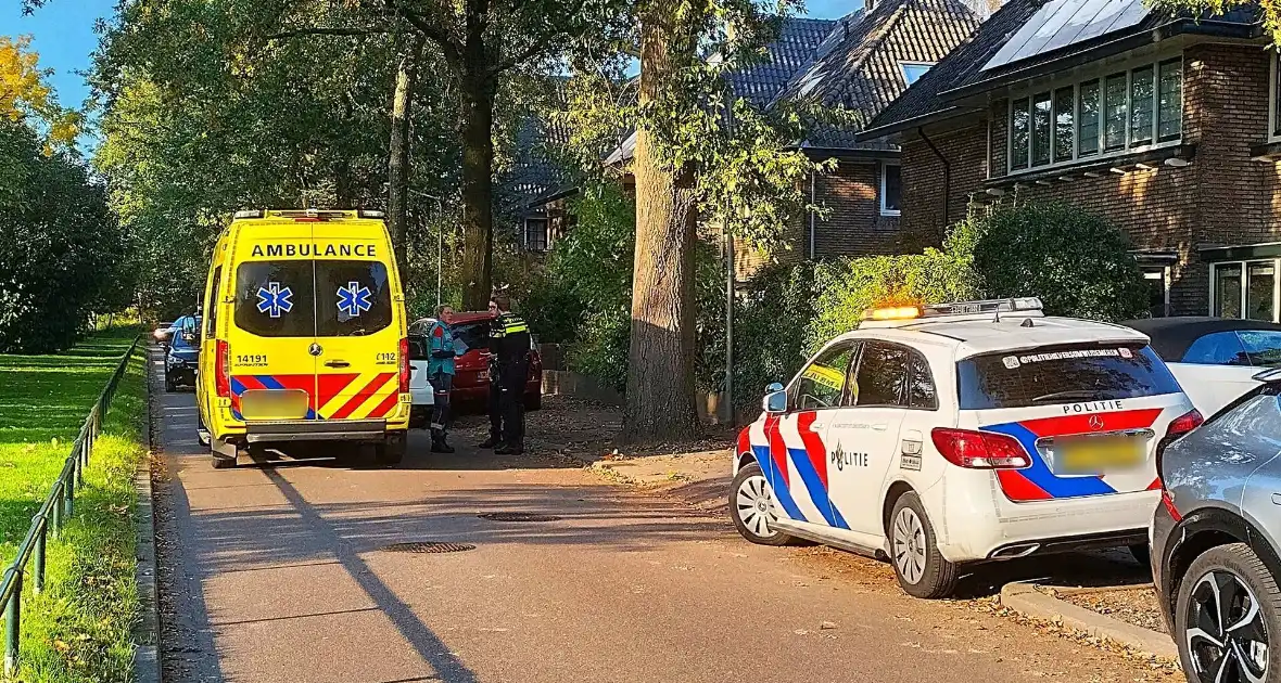 Auto botst tegen geparkeerde auto op - Foto 2