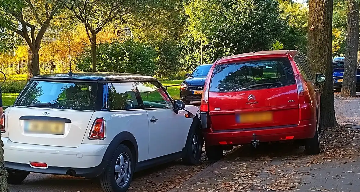 Auto botst tegen geparkeerde auto op - Foto 3