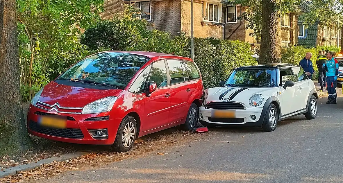 Auto botst tegen geparkeerde auto op - Foto 4