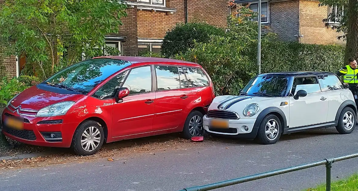 Auto botst tegen geparkeerde auto op - Foto 5