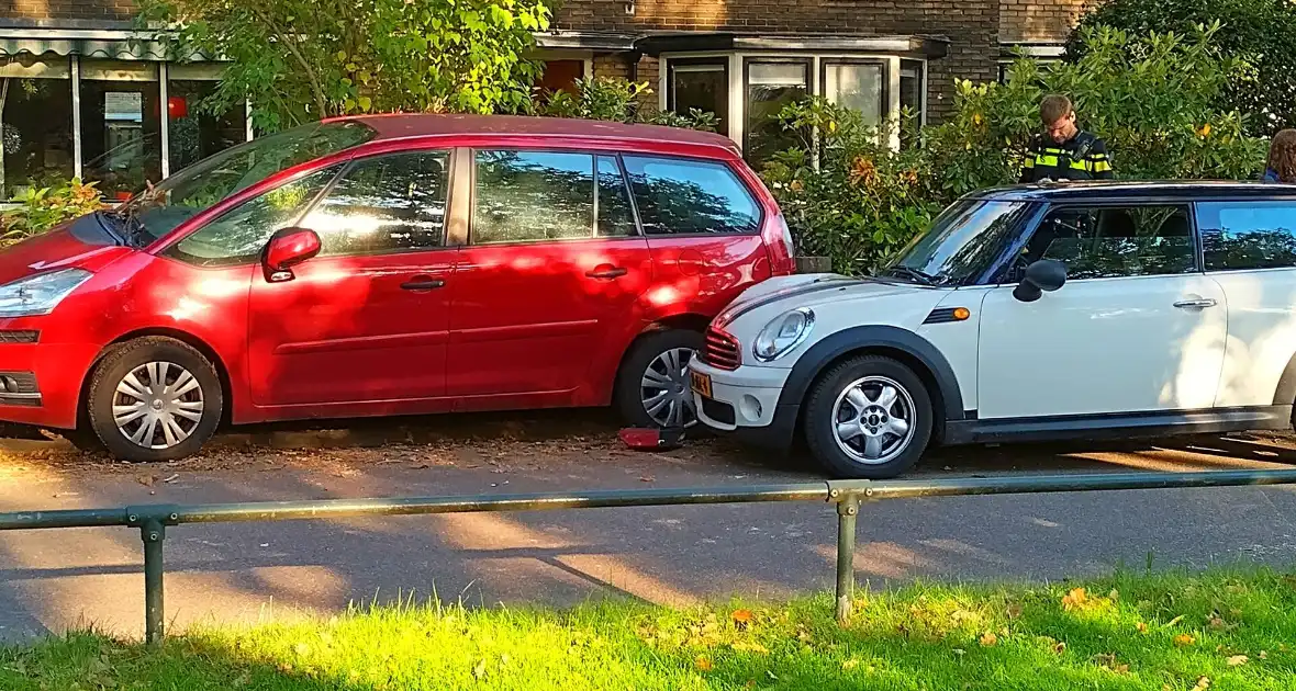 Auto botst tegen geparkeerde auto op - Foto 6