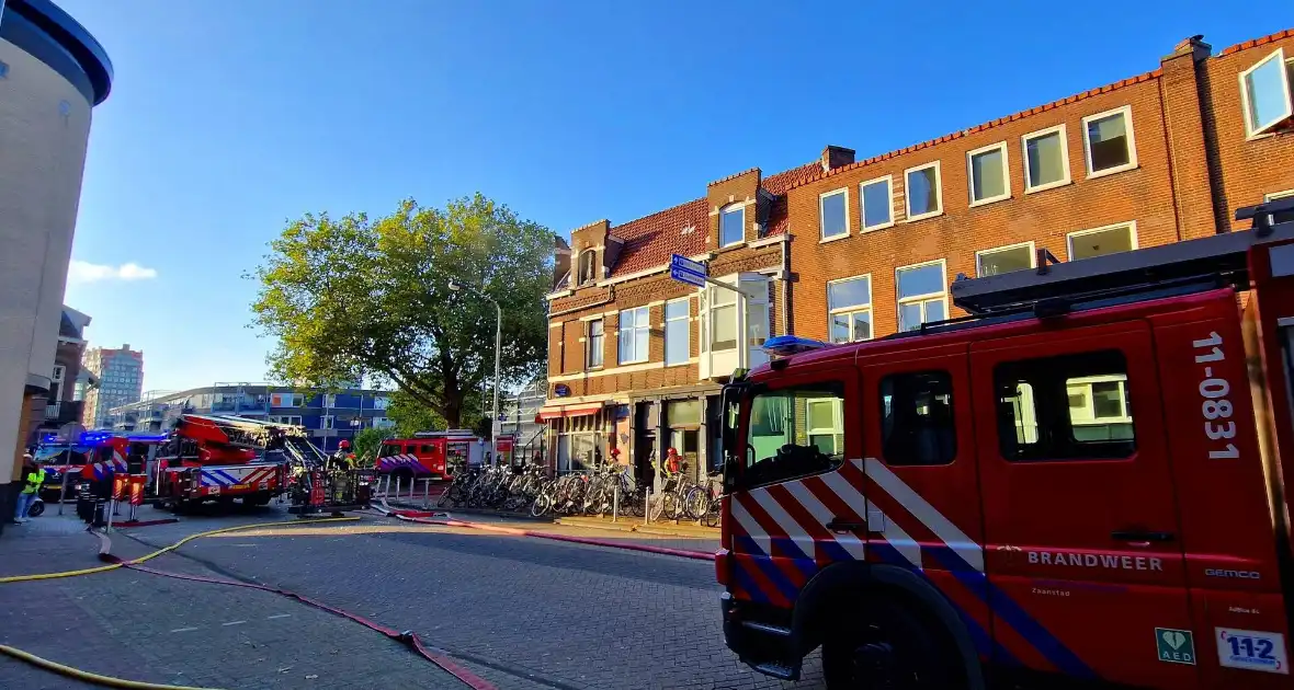 Woning uitgebrand ondanks grote inzet brandweerlieden - Foto 1