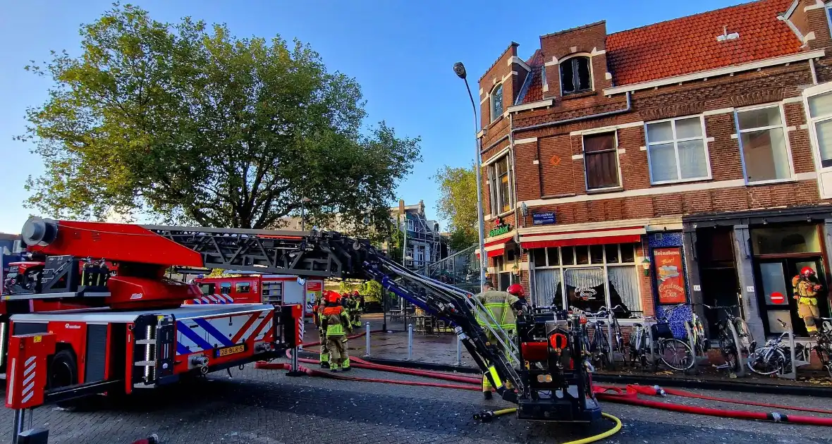 Woning uitgebrand ondanks grote inzet brandweerlieden - Foto 6