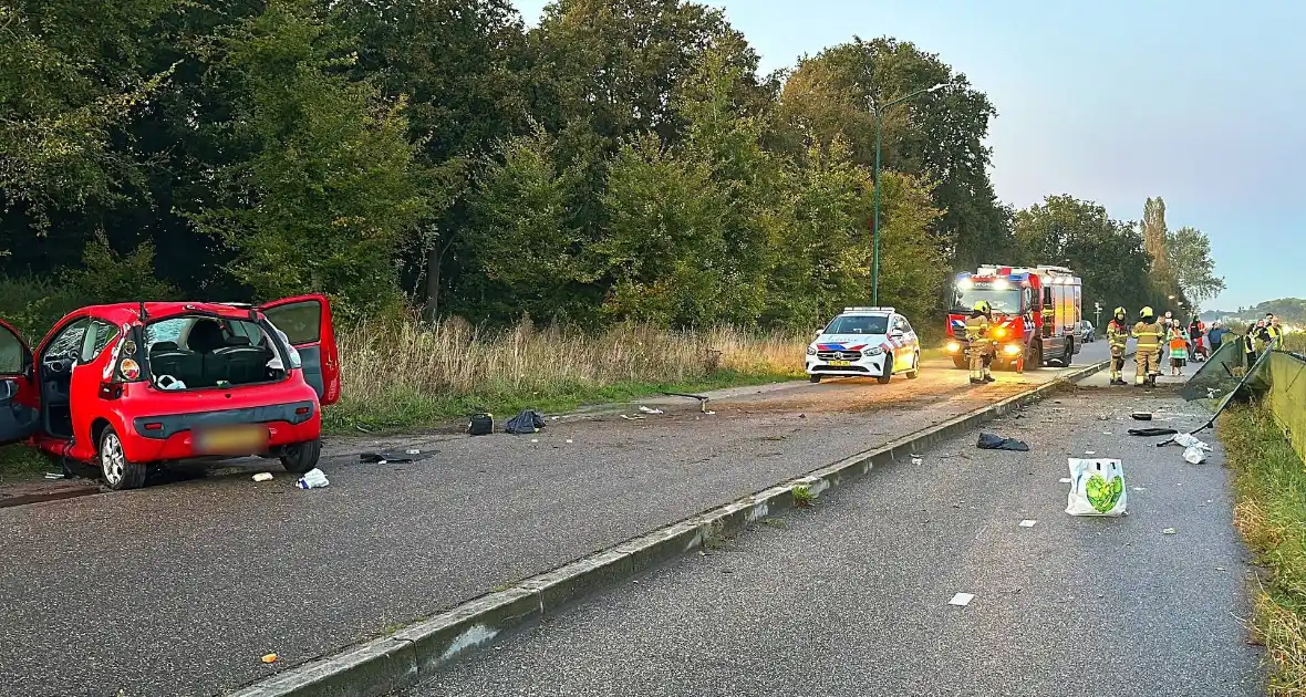 Gewonde en ravage na botsing op snelweg, auto komt op fietspad tot stilstand