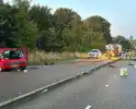 Gewonde en ravage na botsing op snelweg, auto komt op fietspad tot stilstand