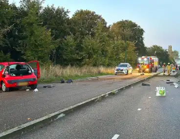 Gewonde en ravage na botsing op snelweg, auto komt op fietspad tot stilstand