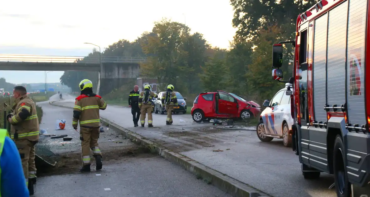 Gewonde en ravage na botsing op snelweg, auto komt op fietspad tot stilstand - Foto 1