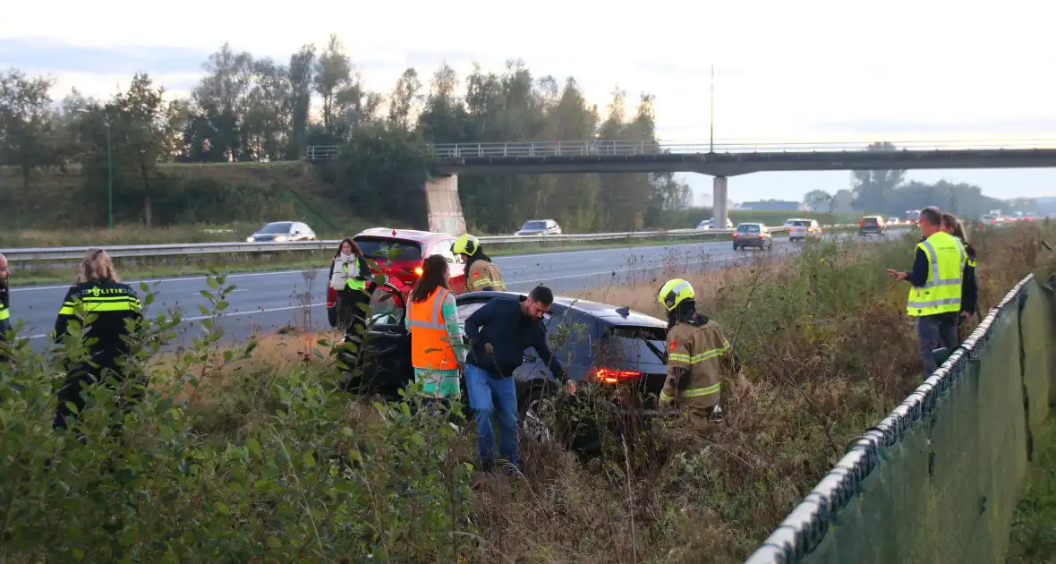 Gewonde en ravage na botsing op snelweg, auto komt op fietspad tot stilstand - Foto 10