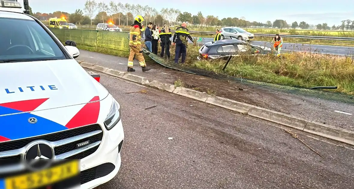 Gewonde en ravage na botsing op snelweg, auto komt op fietspad tot stilstand - Foto 11