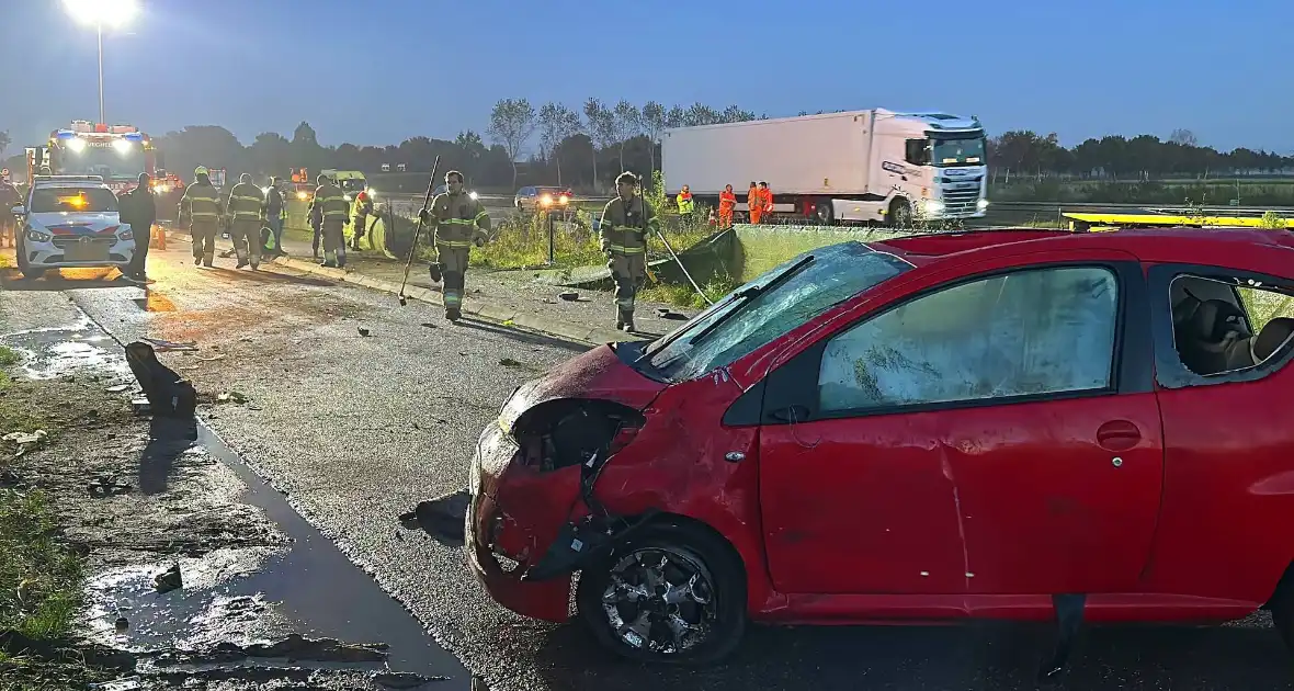 Gewonde en ravage na botsing op snelweg, auto komt op fietspad tot stilstand - Foto 12