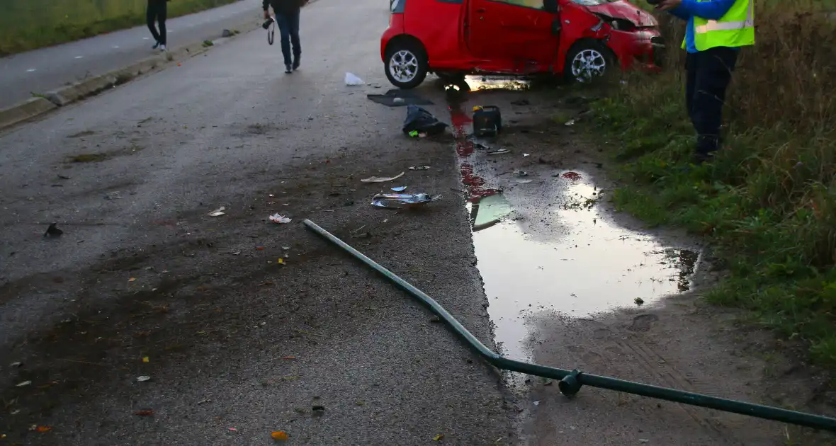 Gewonde en ravage na botsing op snelweg, auto komt op fietspad tot stilstand - Foto 2