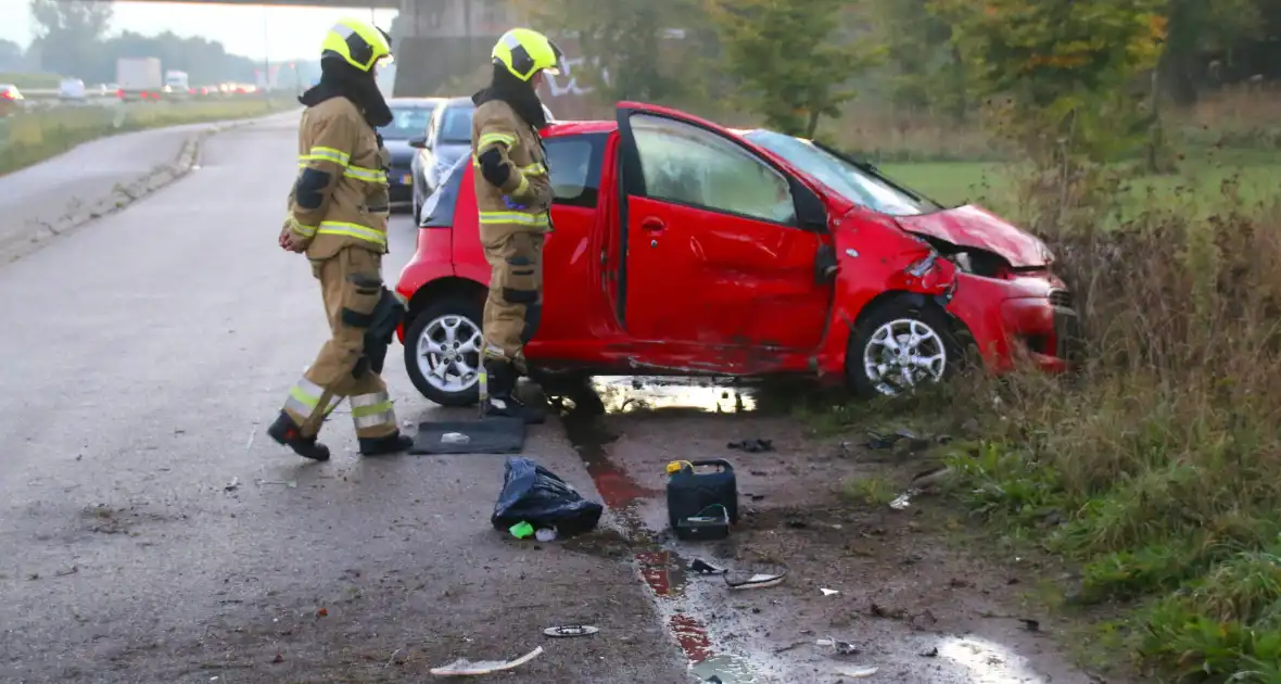 Gewonde en ravage na botsing op snelweg, auto komt op fietspad tot stilstand - Foto 3