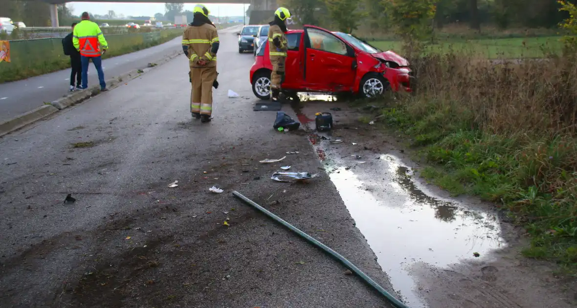 Gewonde en ravage na botsing op snelweg, auto komt op fietspad tot stilstand - Foto 4