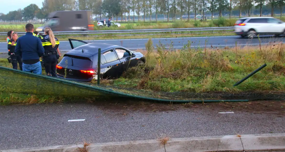 Gewonde en ravage na botsing op snelweg, auto komt op fietspad tot stilstand - Foto 5