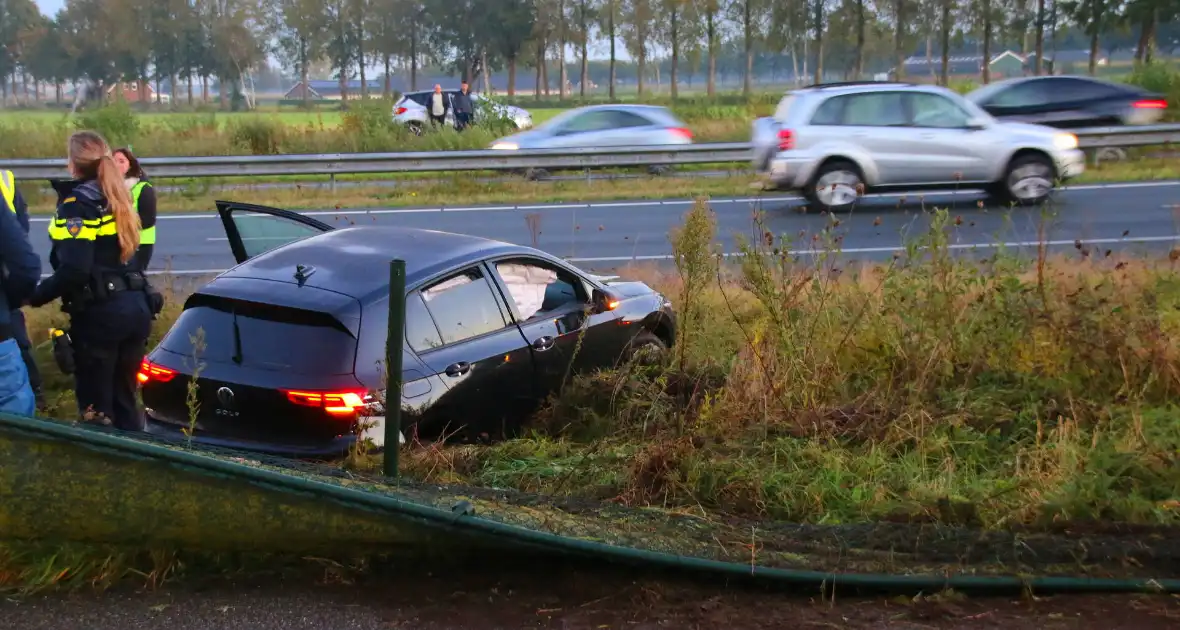 Gewonde en ravage na botsing op snelweg, auto komt op fietspad tot stilstand - Foto 6