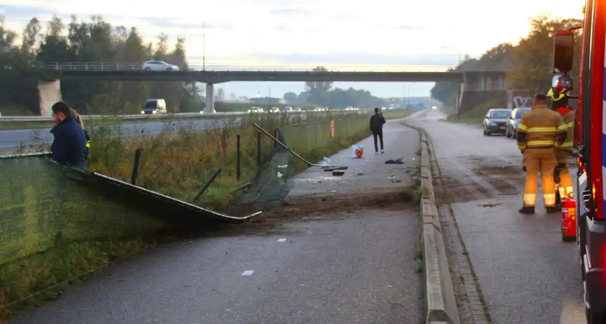 Gewonde en ravage na botsing op snelweg, auto komt op fietspad tot stilstand - Foto 7