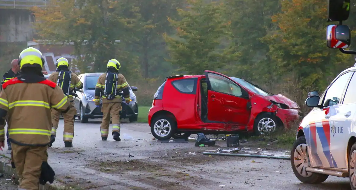 Gewonde en ravage na botsing op snelweg, auto komt op fietspad tot stilstand - Foto 8