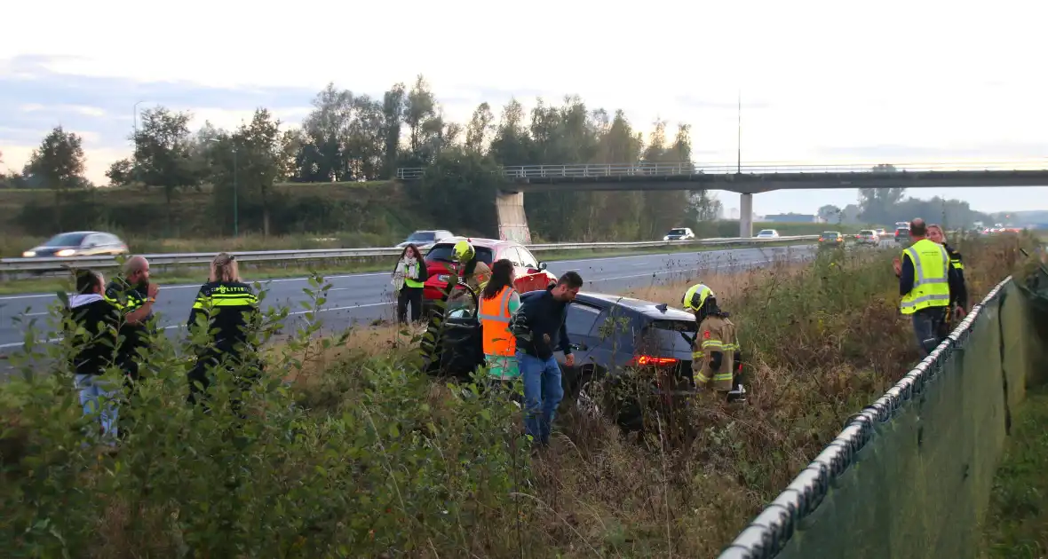 Gewonde en ravage na botsing op snelweg, auto komt op fietspad tot stilstand - Foto 9