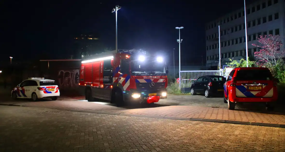 Luchtbehandelingskast bij slooppand vliegt in brand