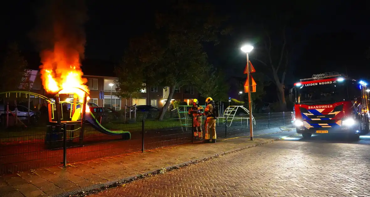 Brandstichting in speeltuin, glijbaan gaat in vlammen op