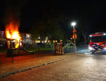 Brandstichting in speeltuin, glijbaan gaat in vlammen op