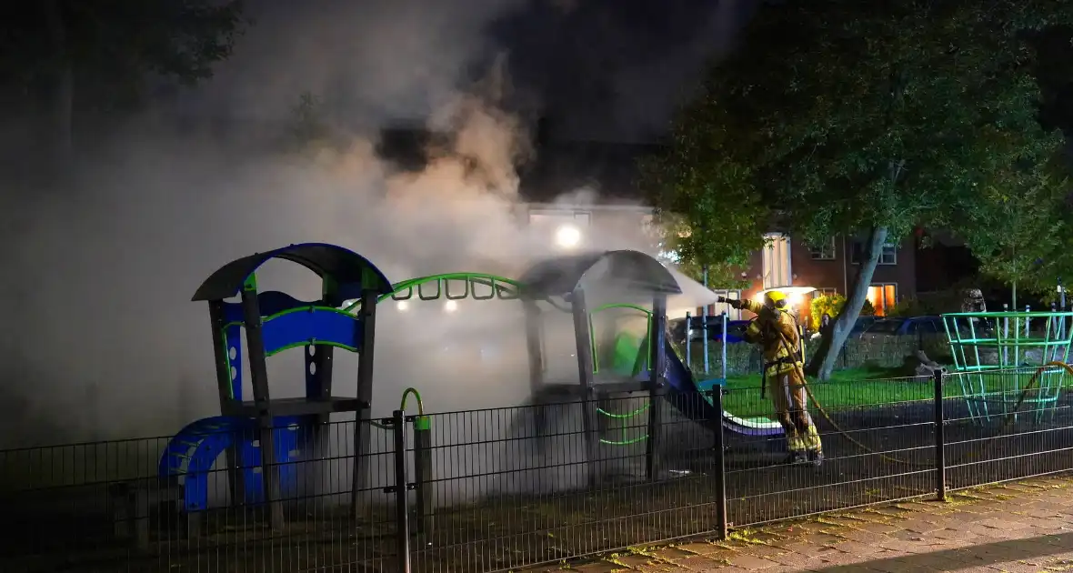 Brandstichting in speeltuin, glijbaan gaat in vlammen op - Foto 1